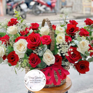 Giỏ mây hoa tone màu đỏ rực rỡ_Khu vườn tình yêu_GM1