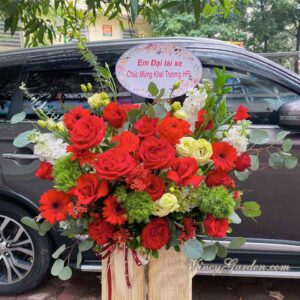 Lẵng hoa màu đỏ và xanh lá cây đẹp sang trọng_LH02