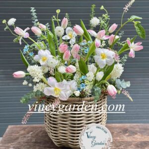 Giỏ hoa tulip hồng xinh đẹp bay bổng_VC7